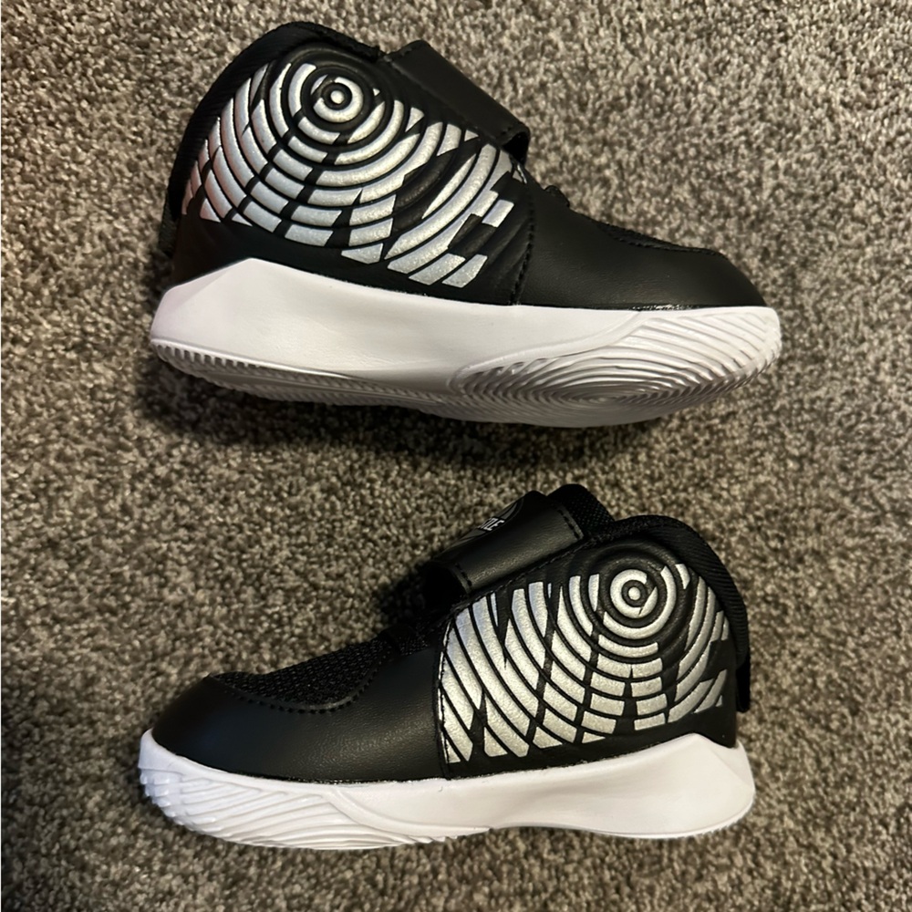NWT Nike Team Hustle Shoes Size 7c